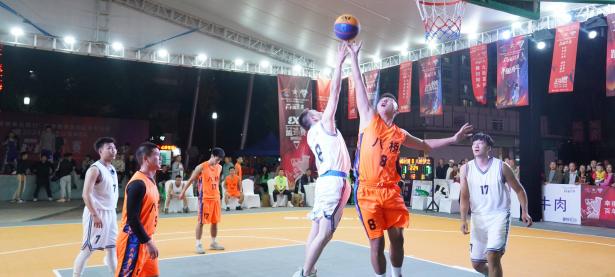 爱游戏登录入口-国内篮球联赛精彩纷呈，球员们全力以赴