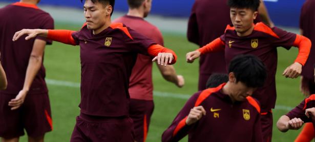 爱游戏官方登录入口-中国足球联赛战况异常激烈，各队球员全力以赴