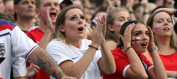 爱游戏登录入口-足球赛场上一场令人难忘的比赛精彩球迷