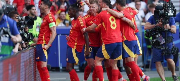 爱游戏体育平台-高水平球队在欧洲比赛中迎战对手，场面激烈