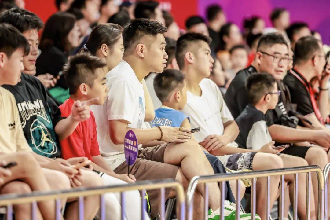 比赛现场火爆惊艳,球迷尖叫连连(比赛现场火爆惊艳,球迷尖叫连连打球) 比赛现场火爆惊艳,球迷尖叫连连(比赛现场火爆惊艳,球迷尖叫连连打球)