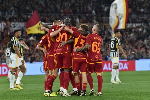 关于罗马球迷聚集在球场外:为球队加油助威的信息 关于罗马球迷聚集在球场外:为球队加油助威的信息