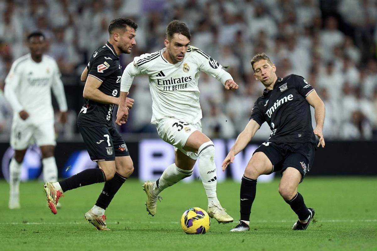 包含皇马门将表演神勇，多次关键扑球力挽狂澜的词条