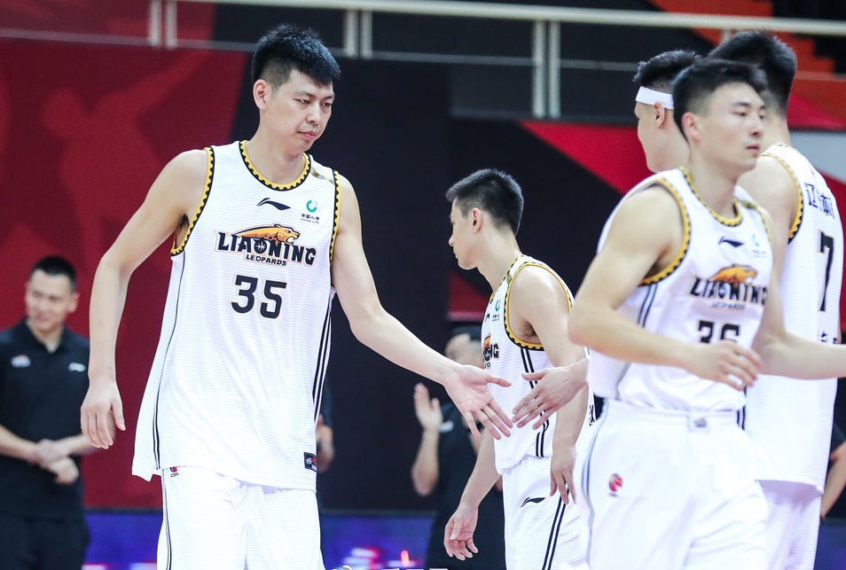 CBA球队训练备战新赛季，教练组全力调教