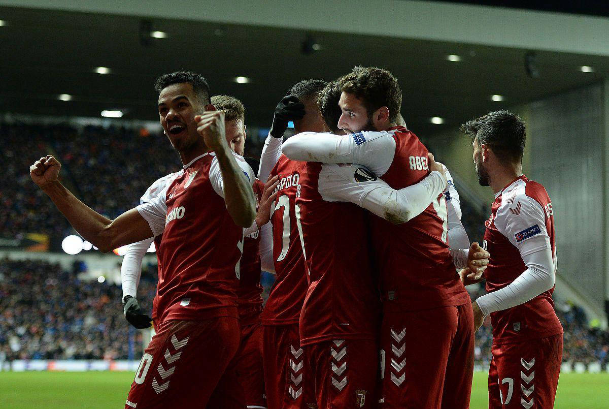 包含马拉加主场告负，球队表现不尽如人意的词条