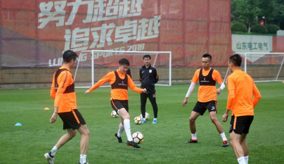 球队老将突破纪录,赢得球迷掌声 球队老将突破纪录,赢得球迷掌声