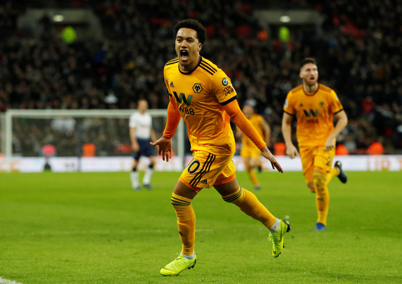 包含狼队主场战胜切尔西，取得关键胜利的词条