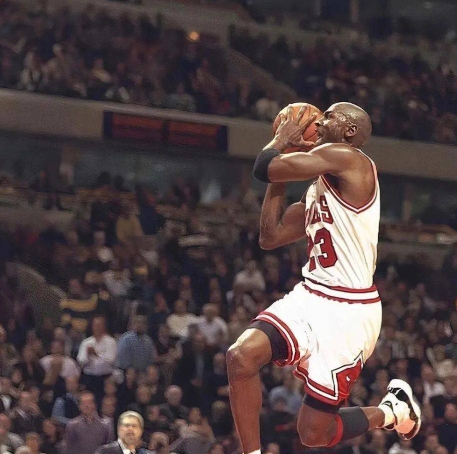 活塞队前锋成为球队得分王，为胜利贡献巨大