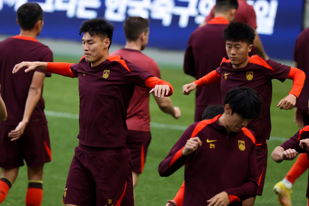 中国足球联赛战况异常激烈，各队球员全力以赴