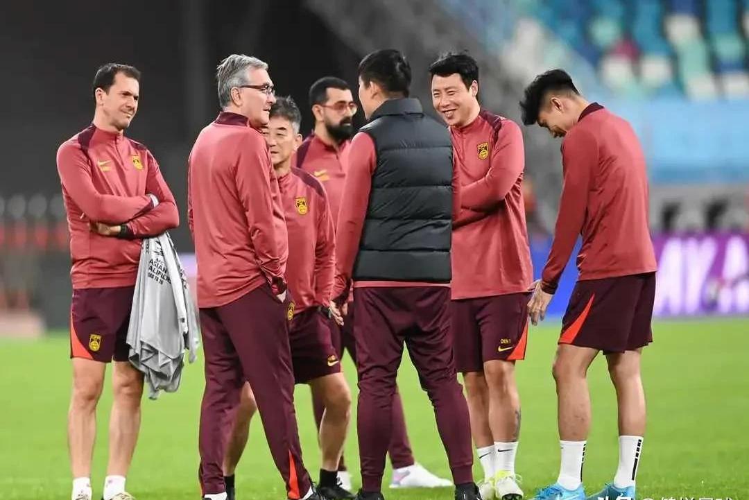 中国足球联赛战况异常激烈，各队球员全力以赴