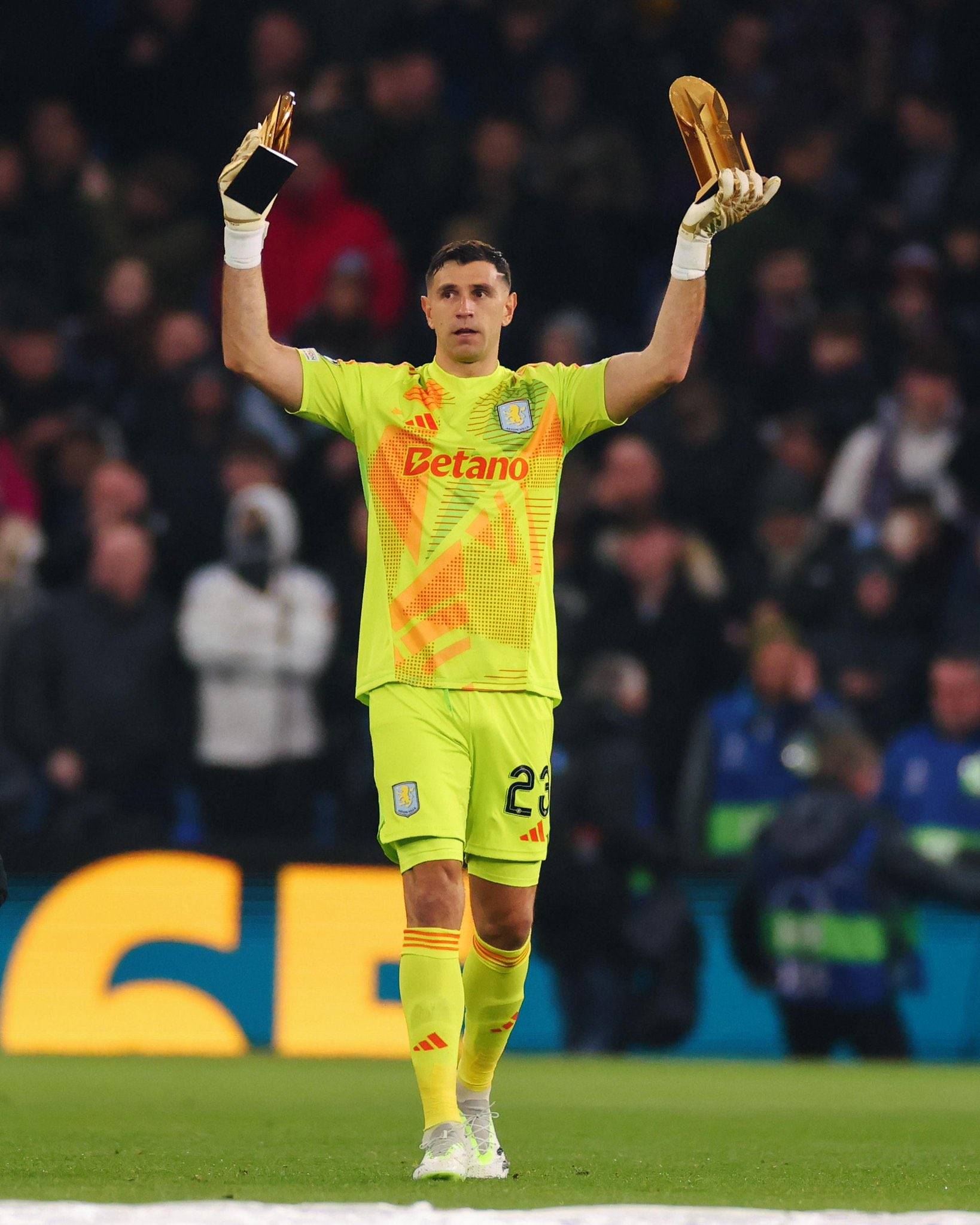 阿斯顿维拉在比赛中遭遇挑战，取得胜利