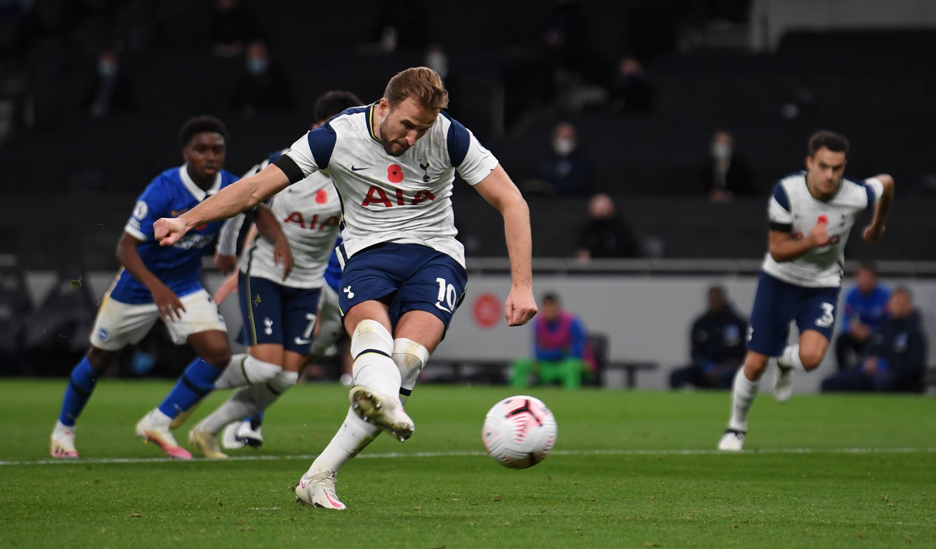 热刺客场大胜曼联，领跑积分榜