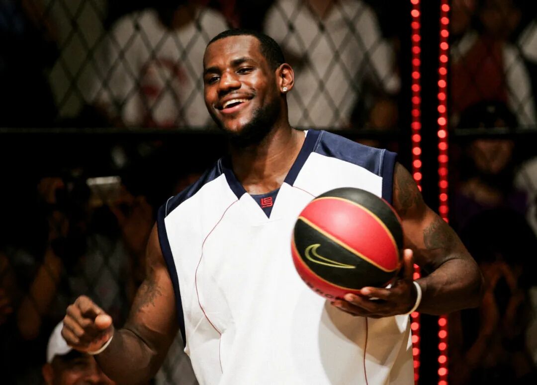 勒布朗-詹姆斯随队医组训练，望尽早复出奔波