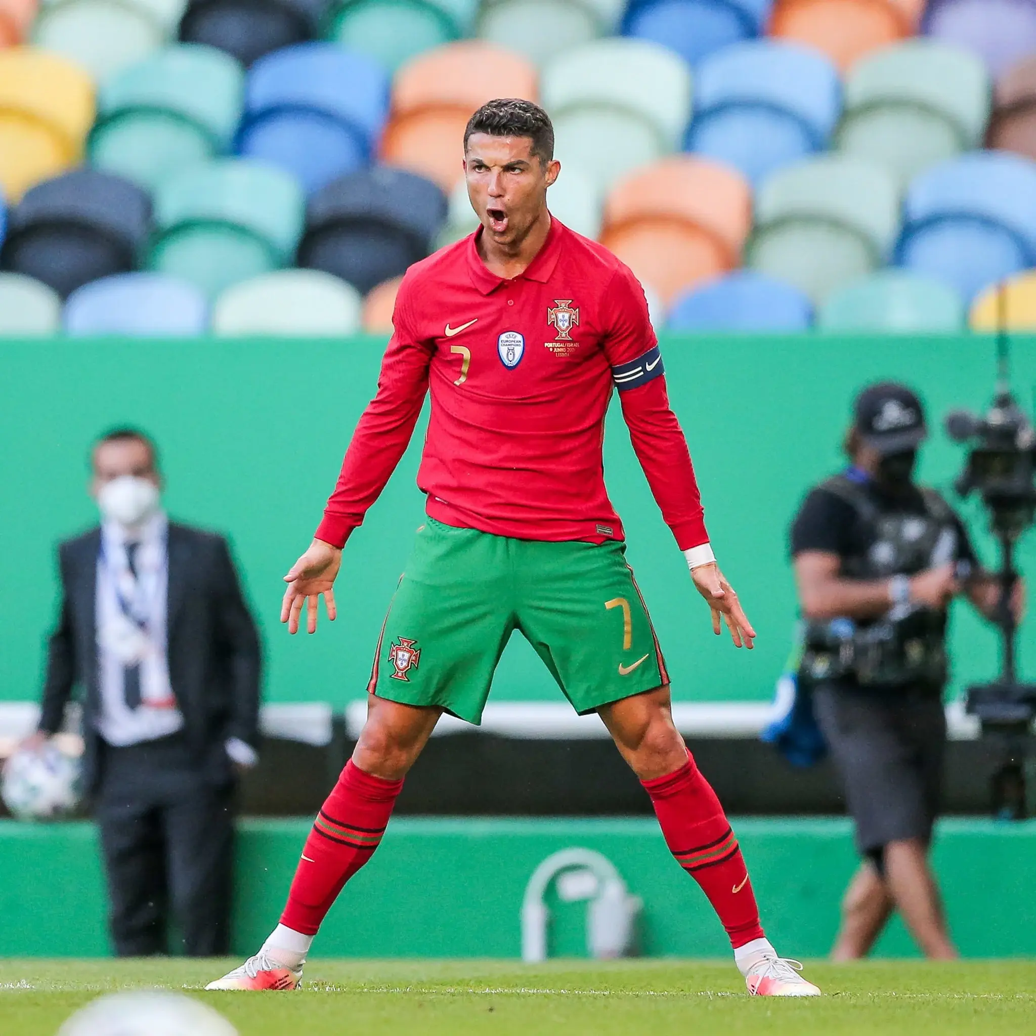 巴萨主场大胜，梅西上演帽子戏法，继续领跑西甲积分榜的简单介绍