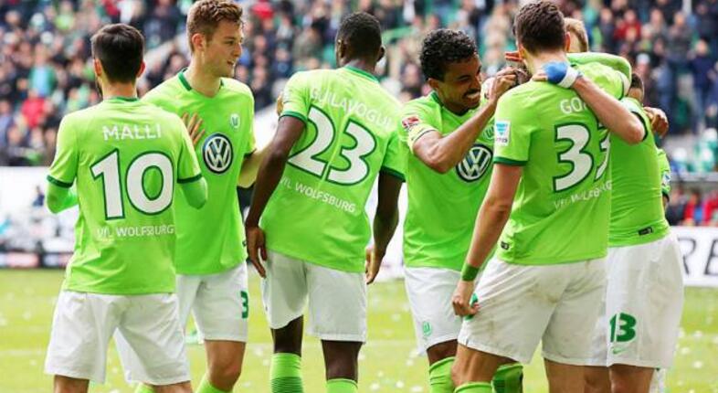 包含沃尔夫斯堡客场击败对手，稳固积分榜位置的词条