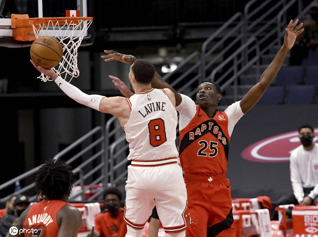 猛龙力克公牛,保持榜首位置 猛龙力克公牛,保持榜首位置