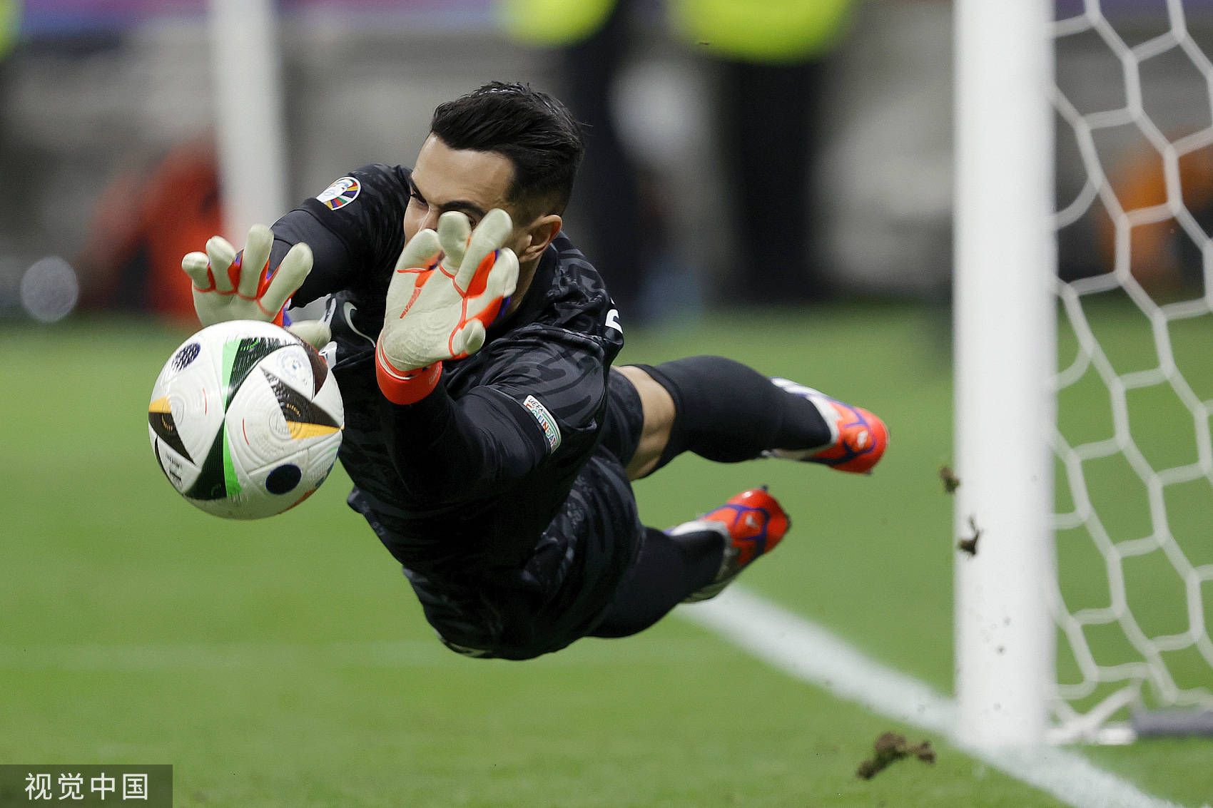 关于苏宁门将扑出点球，帮助球队逆转取胜的信息
