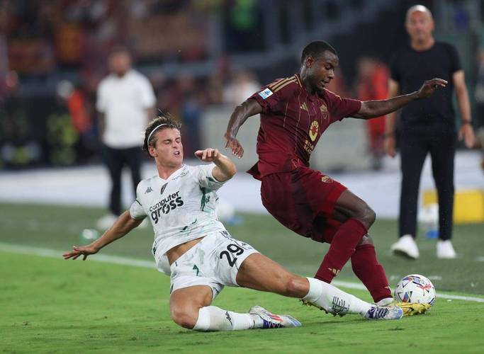 高水平球队在欧洲比赛中迎战对手,场面激烈 高水平球队在欧洲比赛中迎战对手,场面激烈